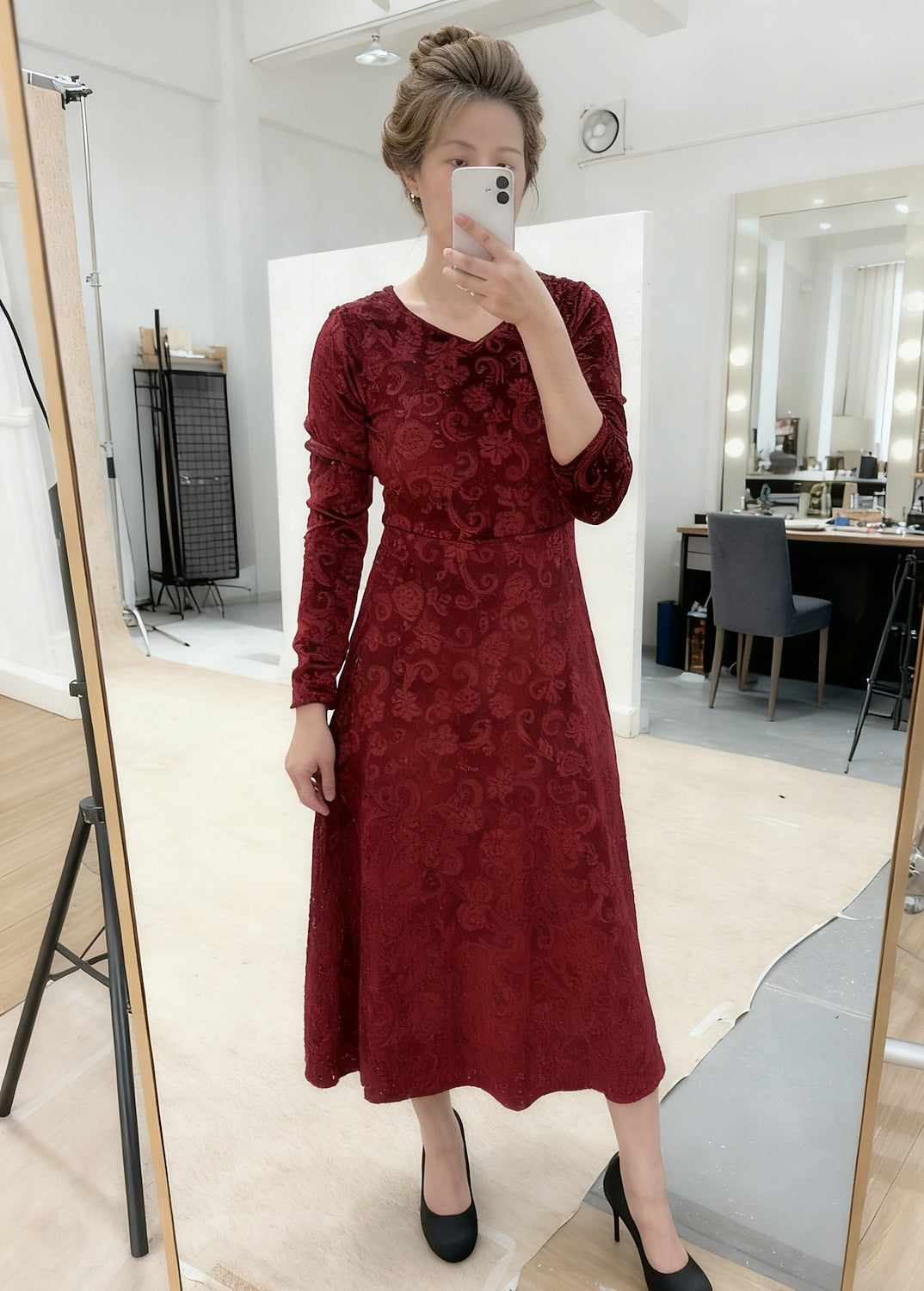 Christmas Women’s Velvet Midi Dress – Elegant Paisley Graphic Sheath Dress with Long Sleeves & V-Neck