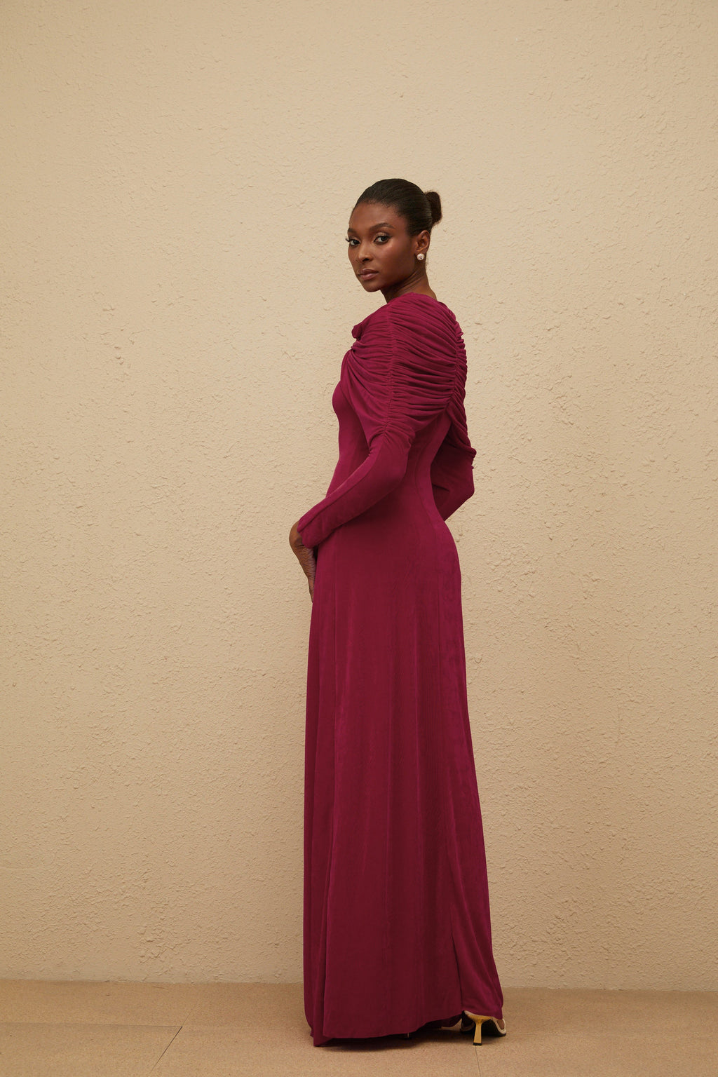 Moderne Red Cape-Design Ruched Maxi Dress