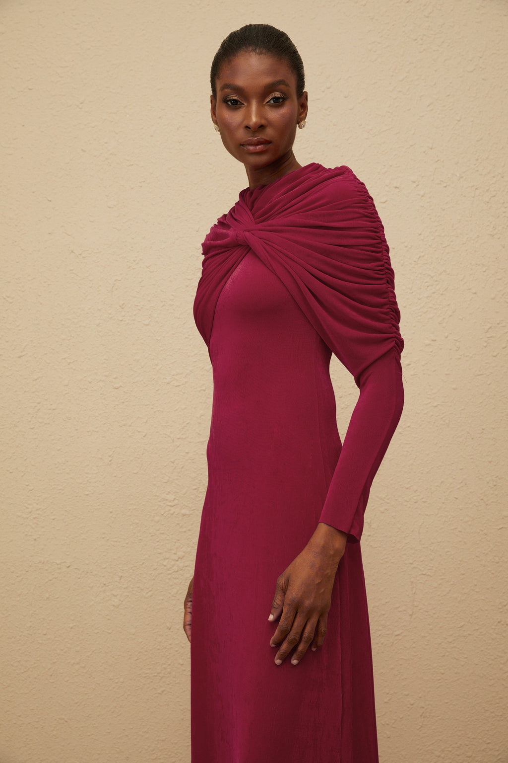 Moderne Red Cape-Design Ruched Maxi Dress