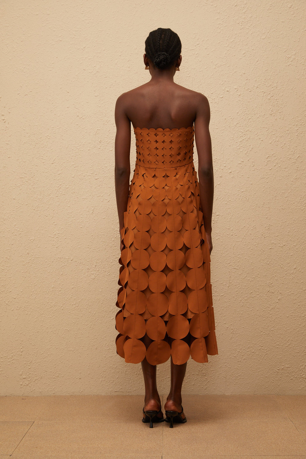 Daphné Brown Off Shoulder Scalloped Midi Dress