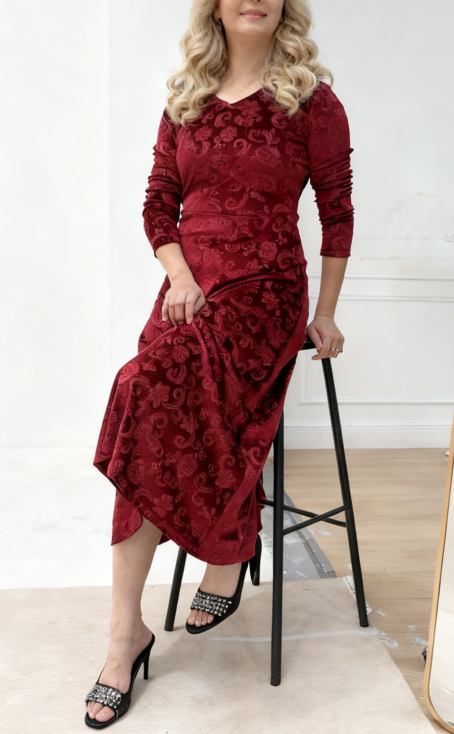 Christmas Women’s Velvet Midi Dress – Elegant Paisley Graphic Sheath Dress with Long Sleeves & V-Neck