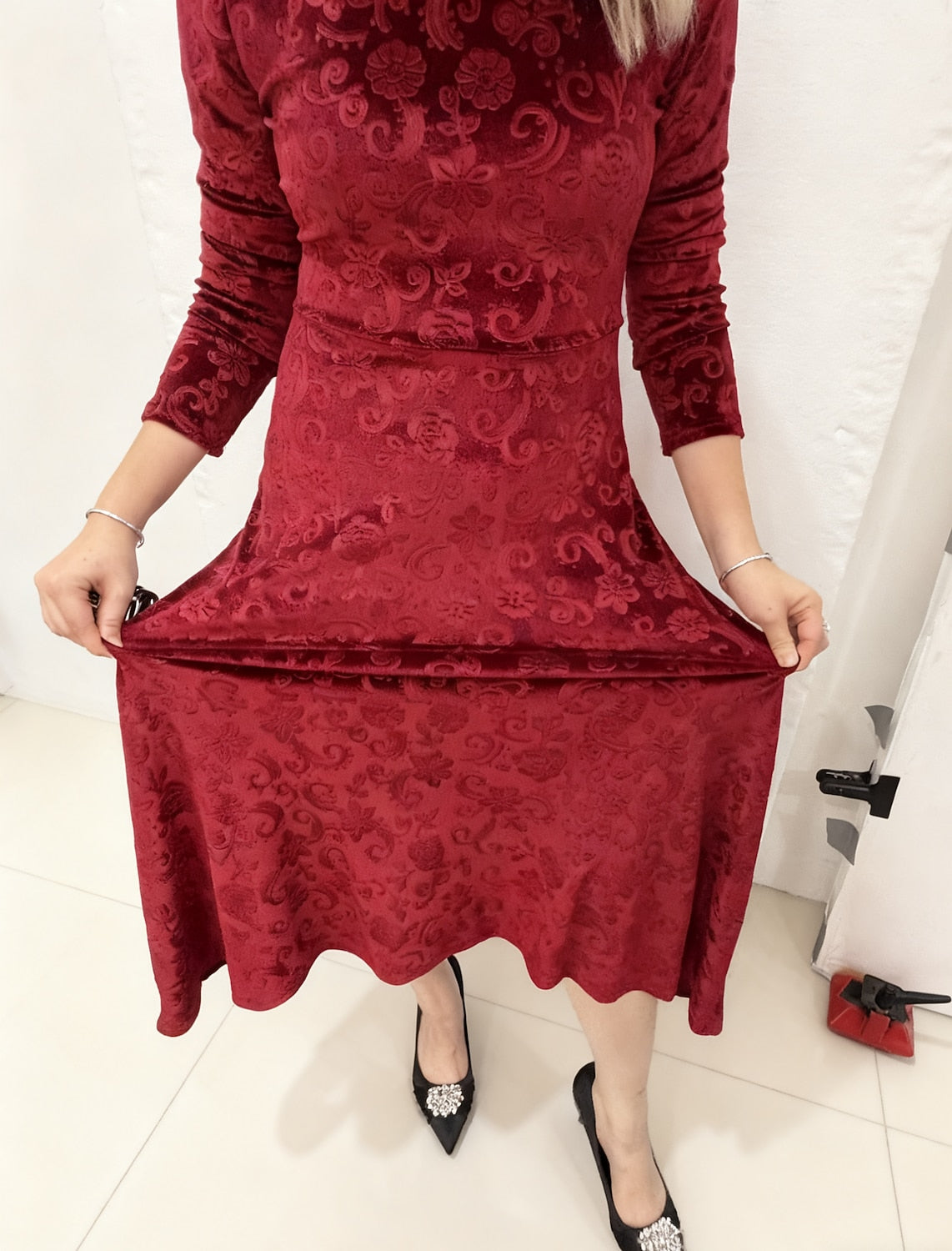 Christmas Women’s Velvet Midi Dress – Elegant Paisley Graphic Sheath Dress with Long Sleeves & V-Neck